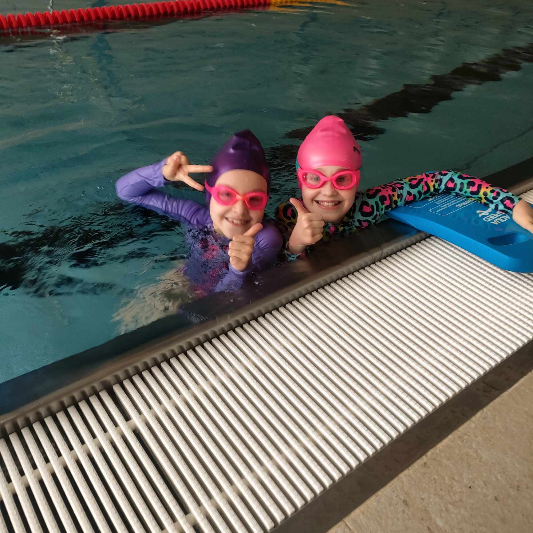 Dwie dziewczynki w basenie