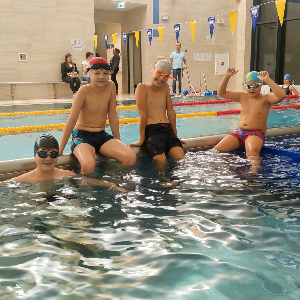 Dzieci na basenie