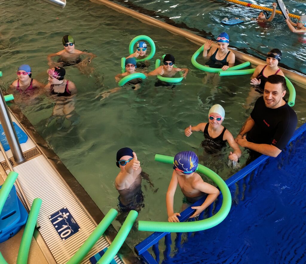 Dzieci na basenie oraz instruktor