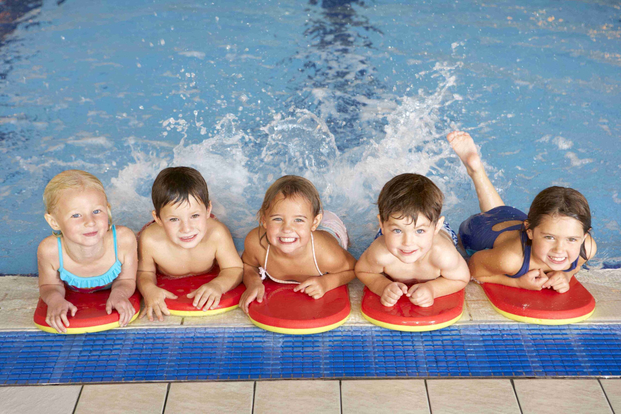 Dzieci podczas zajęć z pływania