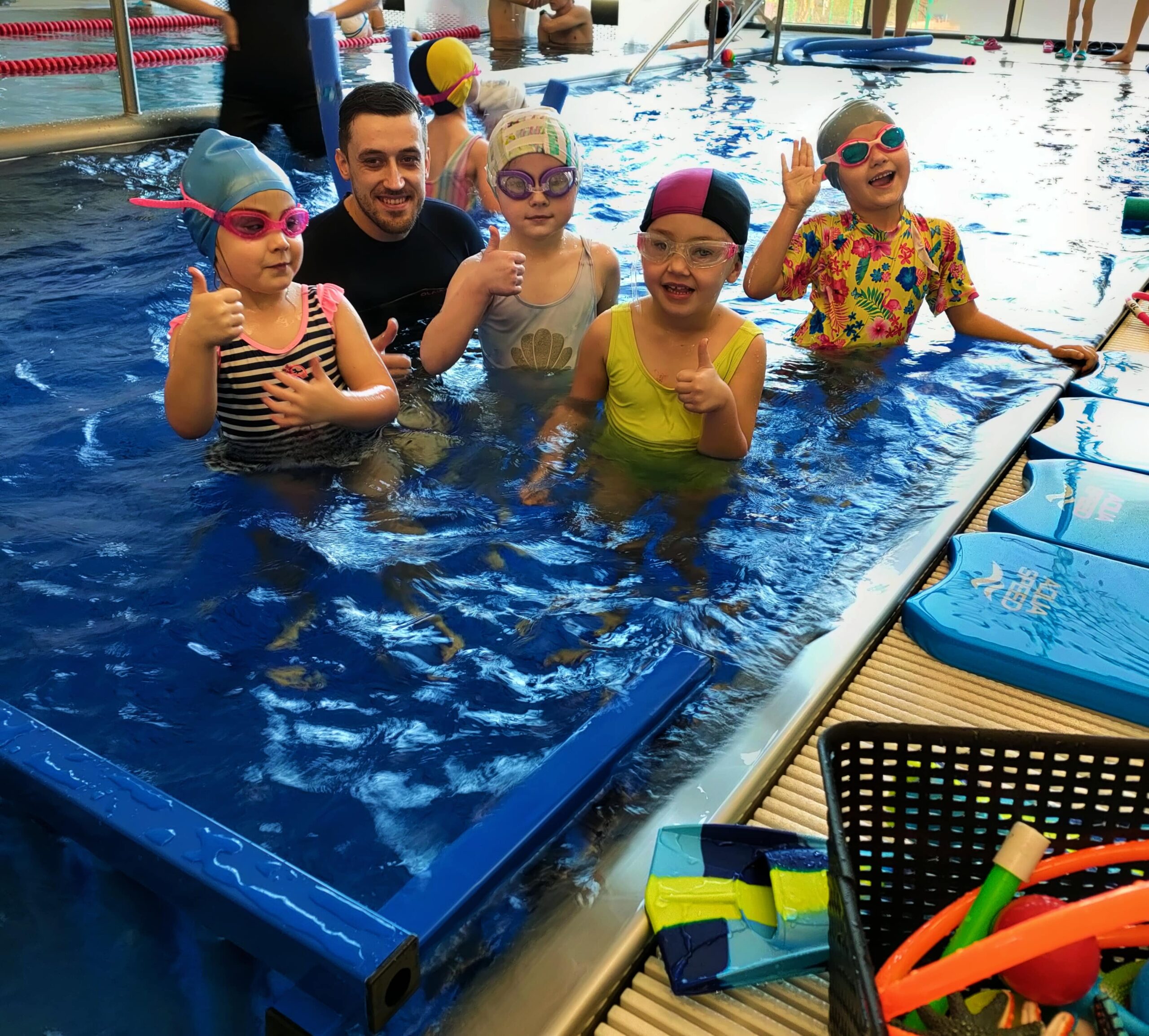 Dzieci z instruktorem pływania