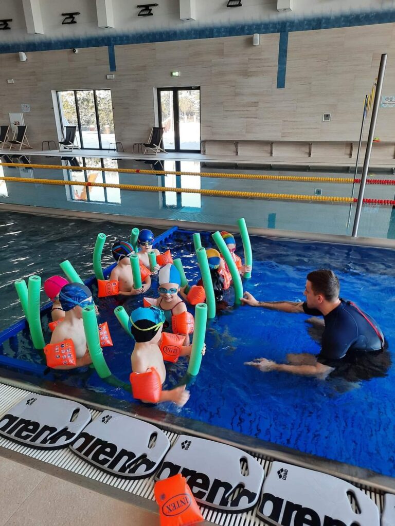 Instruktor pływania z dziećmi